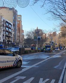 Imagen secundaria 2 - Los operarios del Ayuntamiento esparcen sal y limpian el hielo de la calzada en el Paseo de Zorrilla, mientras la Policía corta dos carriles. 