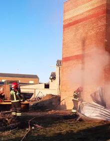 Imagen secundaria 2 - Estado en el que han quedado las peñas tras el incendio.