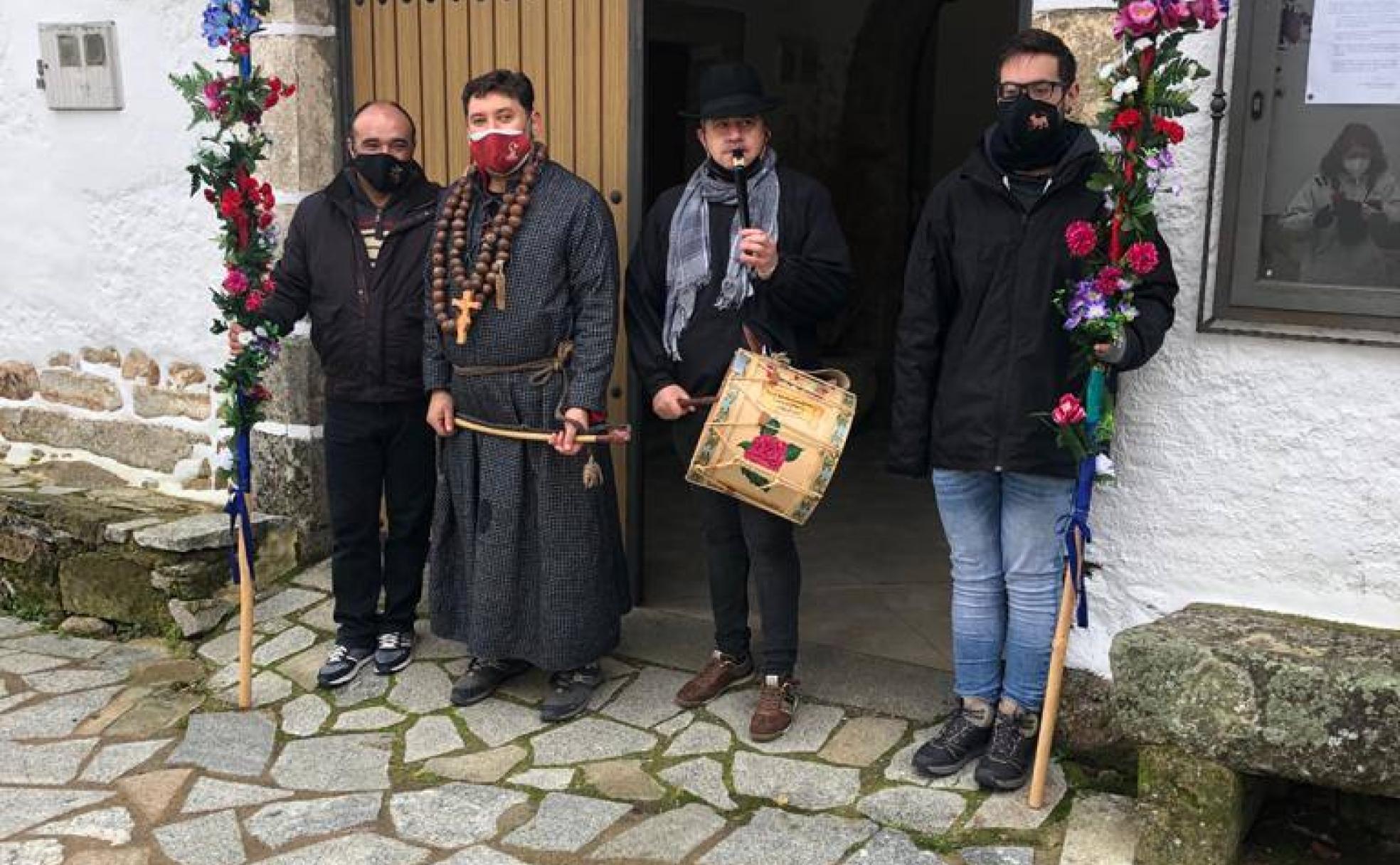 El Perrero, Francisco Marcelino Mateo, con sus dos alguaciles y el tamborilero.