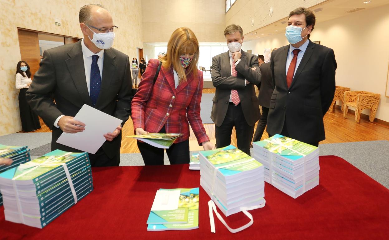 La directora general de Presupuestos y el consejero de Economía y Hacienda, a finales de noviembre, el día que registraron el proyecto de cuentas en las Cortes.