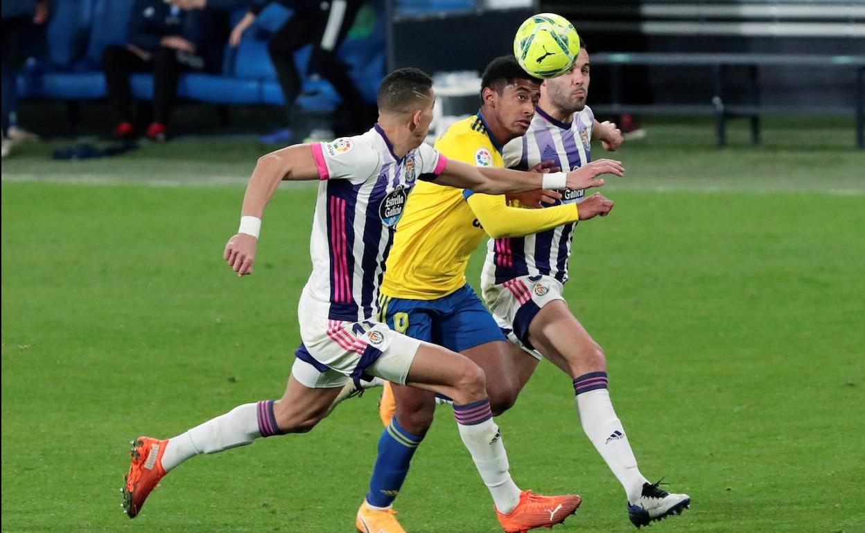 Bruno y El Yamiq persiguen un balón que trata de controlar el Choco Lozano. 