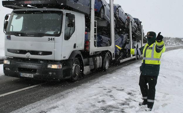 La nieve obliga al embolsamiento de camiones en la A-67 en Aguilar de Campoo y en la AP-1 en Miranda de Ebro y Rubena