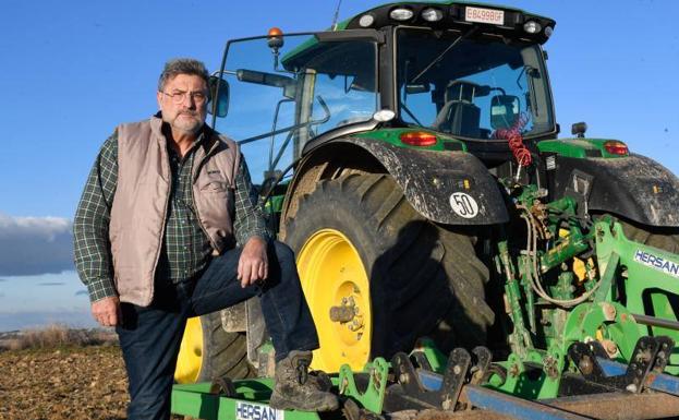 José Alberto Duque, con su tractor.