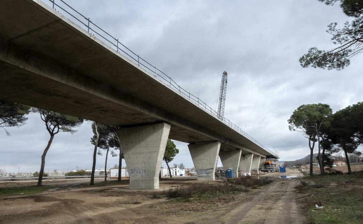 Obras en el viaducto de la variante para trenes de mercancías.