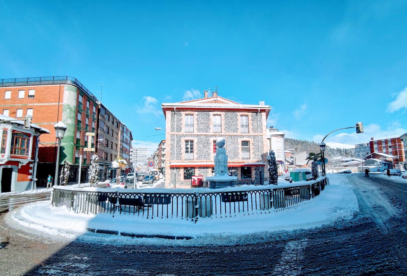 Las intensas nevadas dañan dos carpas del muincipio guardense.