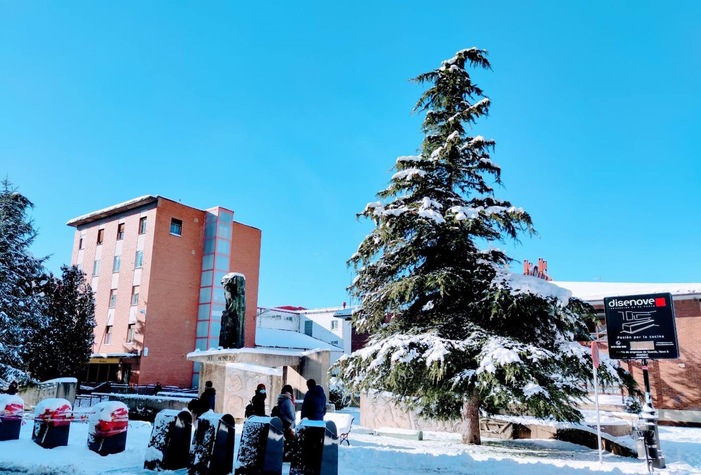 Las intensas nevadas dañan dos carpas del muincipio guardense.