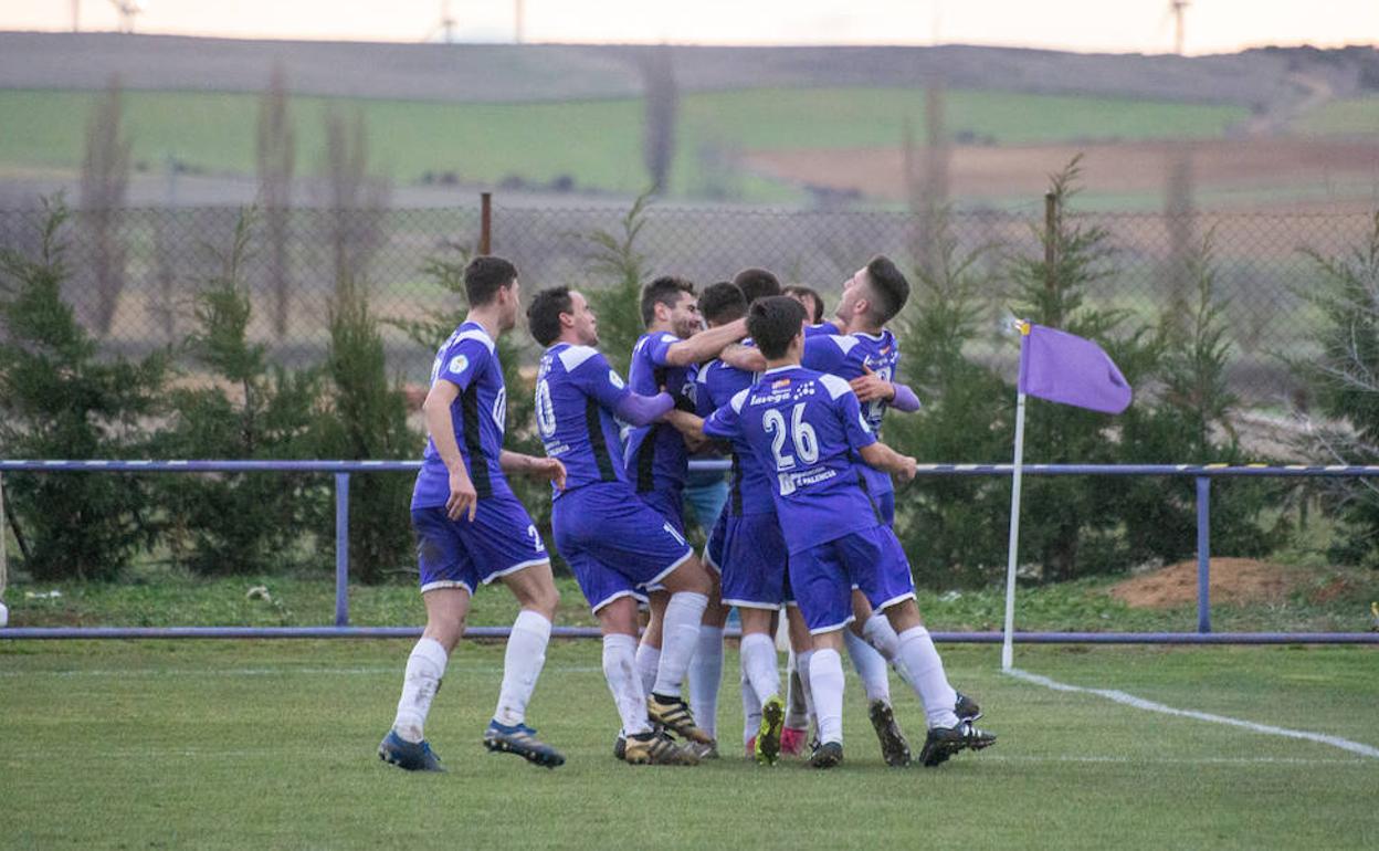 Los jugadores morados festejan el gol de Merino en el partido de esta tarde en el Mariano Haro. 
