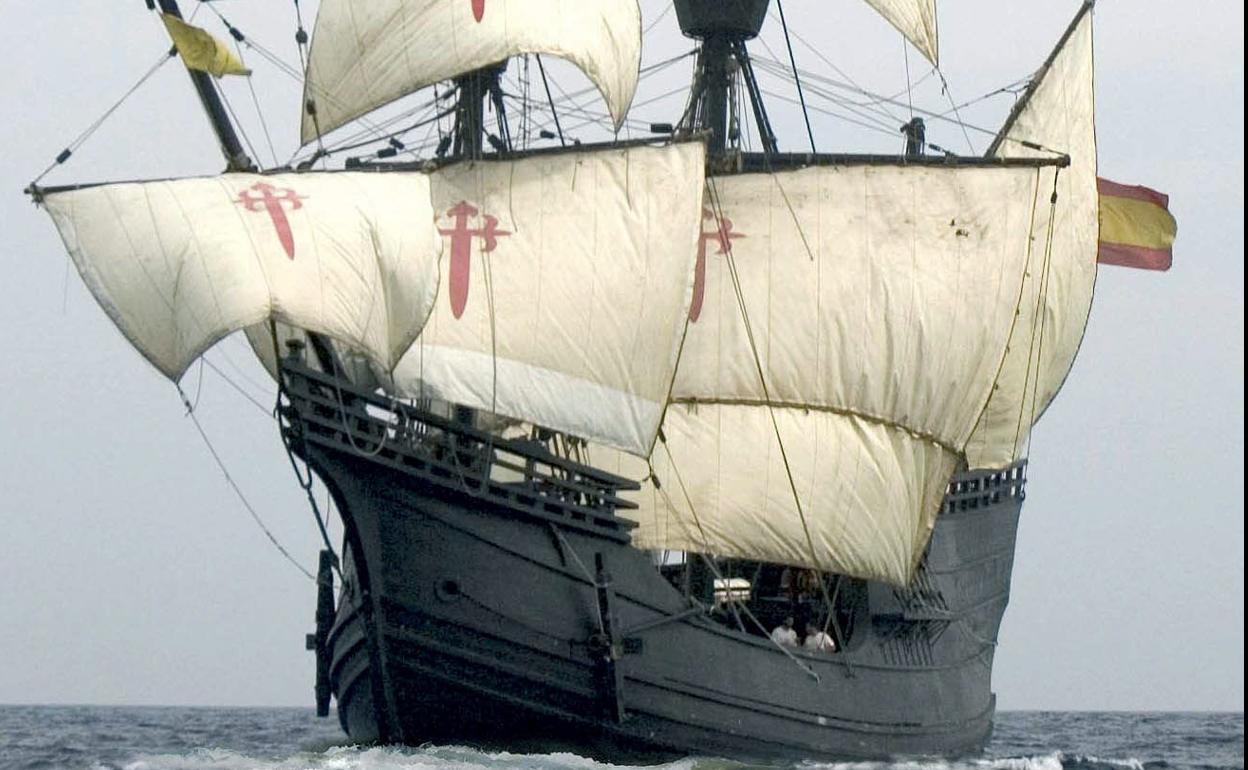 Réplica de la Nao Victoria llegando al puerto de Valencia. 