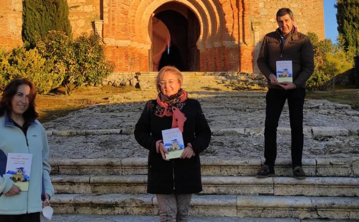 Gema Tomás, Marta Vázquez y Valeriano Blanco, autores de la publicación, junto a la iglesia de San Andrés. 
