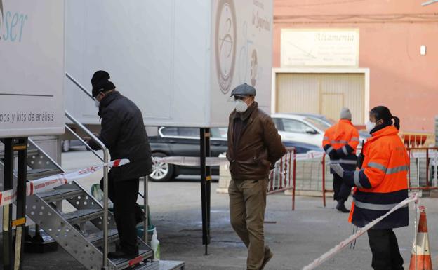 Vecinos de la zona de Sacramenia se disponen a subir al laboratorio móvil donde se realizaron las pruebas. 