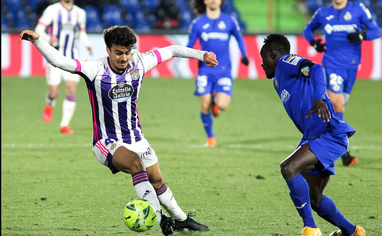 Jota encara a Djené en un uno contra uno. 