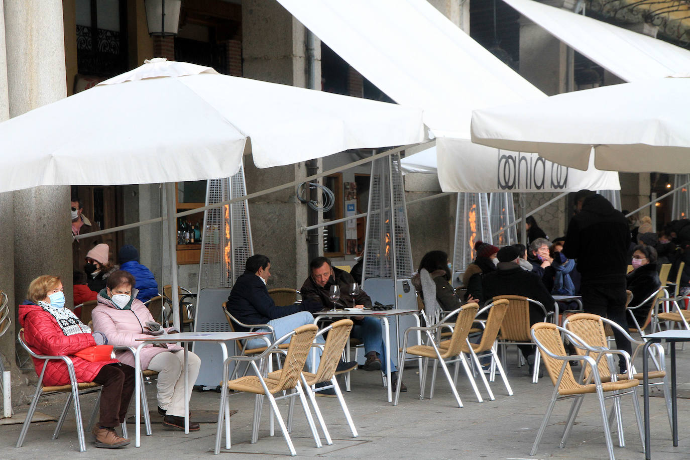 Terraza de la Plaza Mayor, con la mitad de sus mesas vacías.