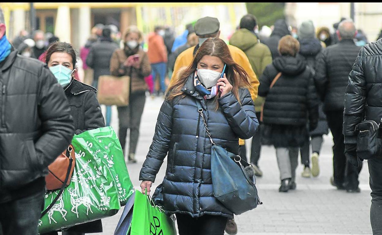 La calle Santiago a media mañana con el pequeño comercio abierto al público.