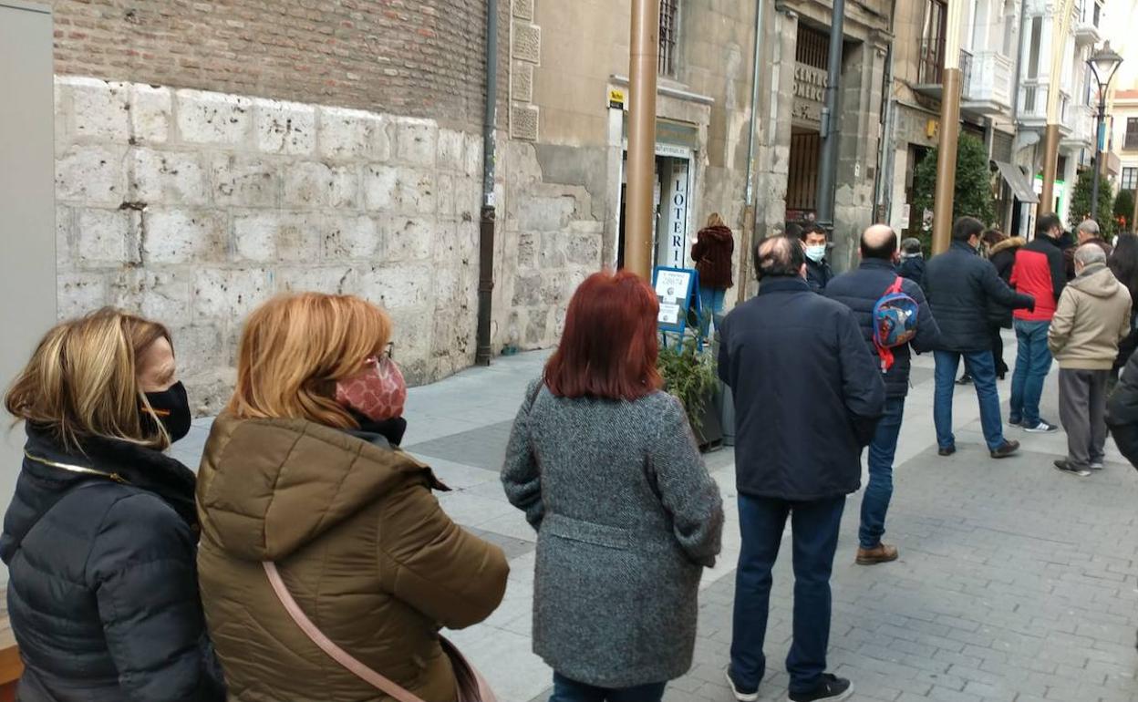 Colas en la Administración de Lotería de la calle Santiago de Valladolid durante la tarde del lunes 4 de enero. 