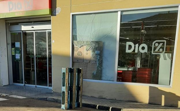 La cristalera del supermercado de Cigales forzada.