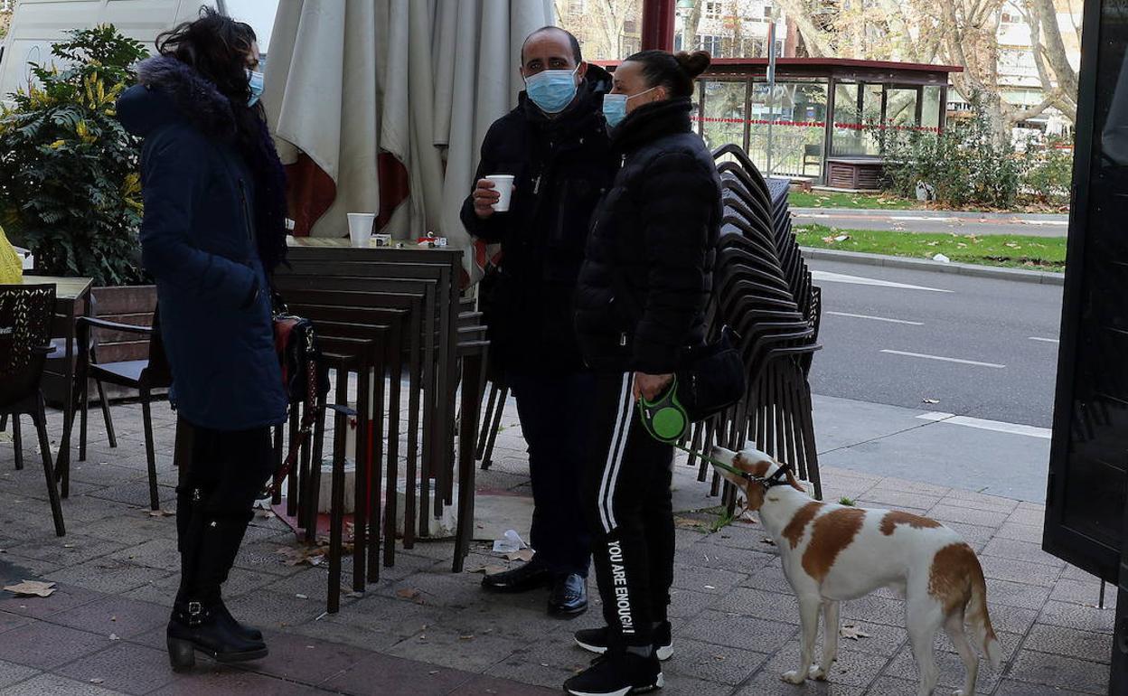 Varias personas tomando algo en la terraza de un bar de Valladolid. 