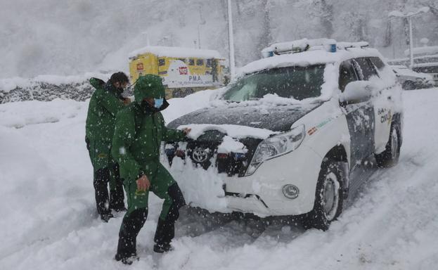 Una nevadona sorprende a los equipos de rescate en San Isidro: «No podemos ni pasar de Cuevas»