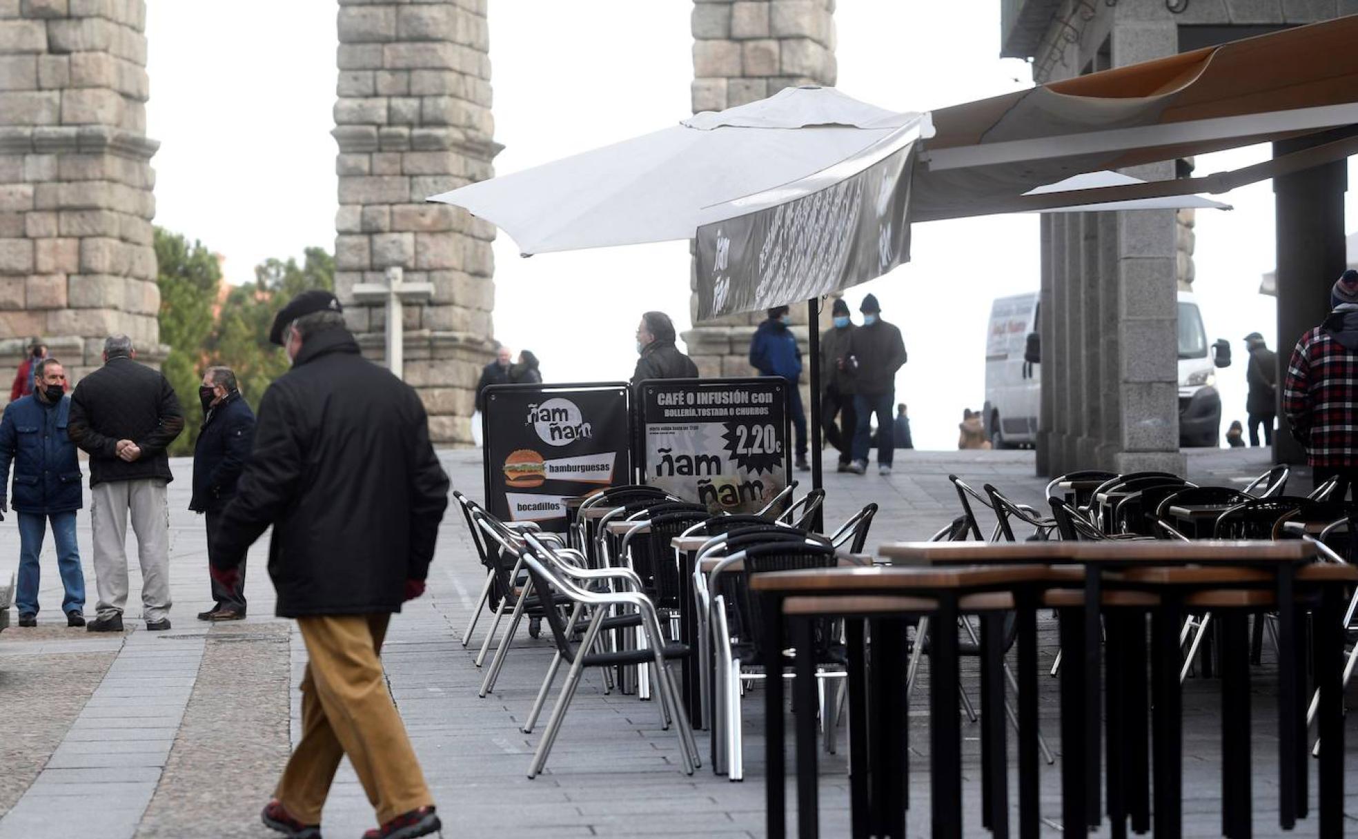 Terrazas vacías en Segovia tras el endurecimiento ayer de las medidas por el empeoramiento de la pandemia en la ciudad.