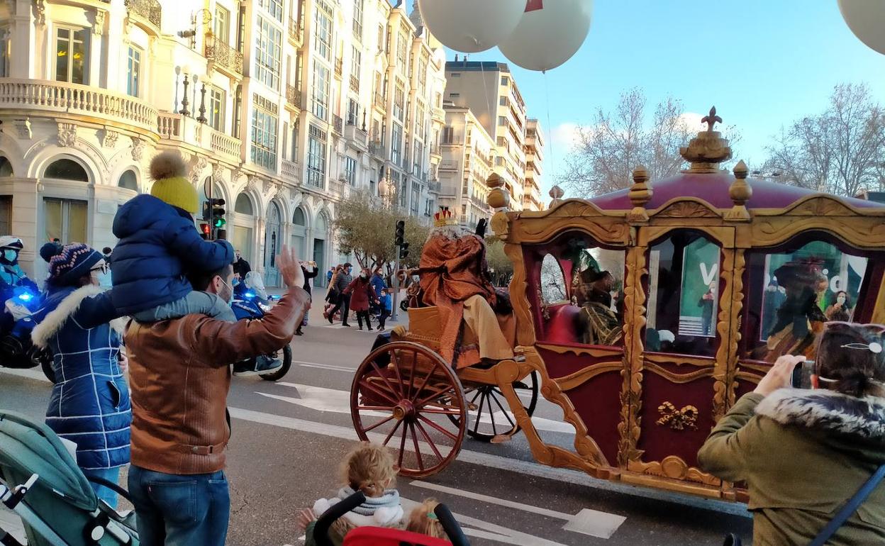 La calesa de los Reyes Magos, a su paso por la plaza de Zorrilla. 