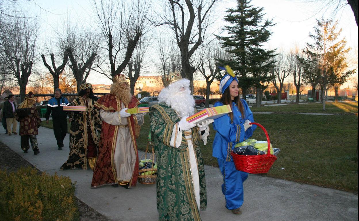 El séquito de los Reyes Magos llega a una residencia de Cuéllar, en una anterior cabalgata de Reyes. 