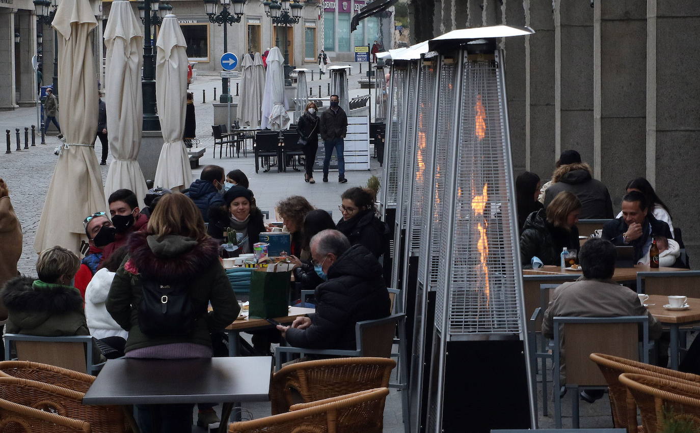 Varias personas, en una terraza del centro de Segovia.