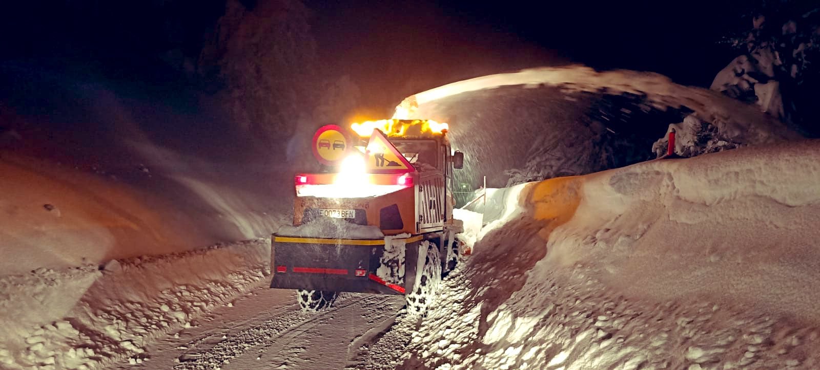 Las máquinas de la Diputación de León siguen su lucha contra la 'nevadona'. Esta mañana una frena ha abierto Soto de Sajambre, que quedó aislado por una serie de aludes en la carretera de acceso y sin suministro eléctrico La máquina necesitó cuatro horas para limpiar los cerca de 5 kilómetros de vía. Junto a esas imágenes se suman las de la noche en el Puerto de Panderreda, en la carretera que da acceso al Valle de Valdeón. 