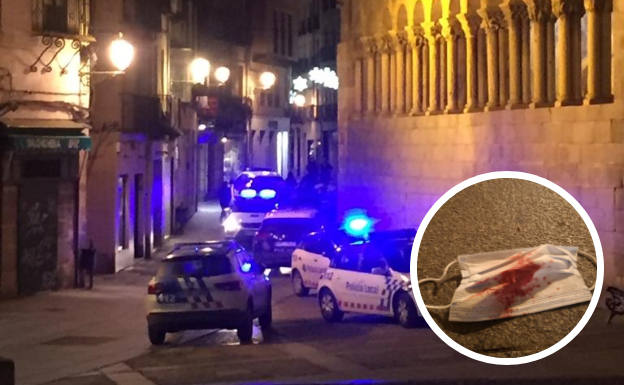 Presencia policial y restos de la pelea de ayer en el centro de Segovia.