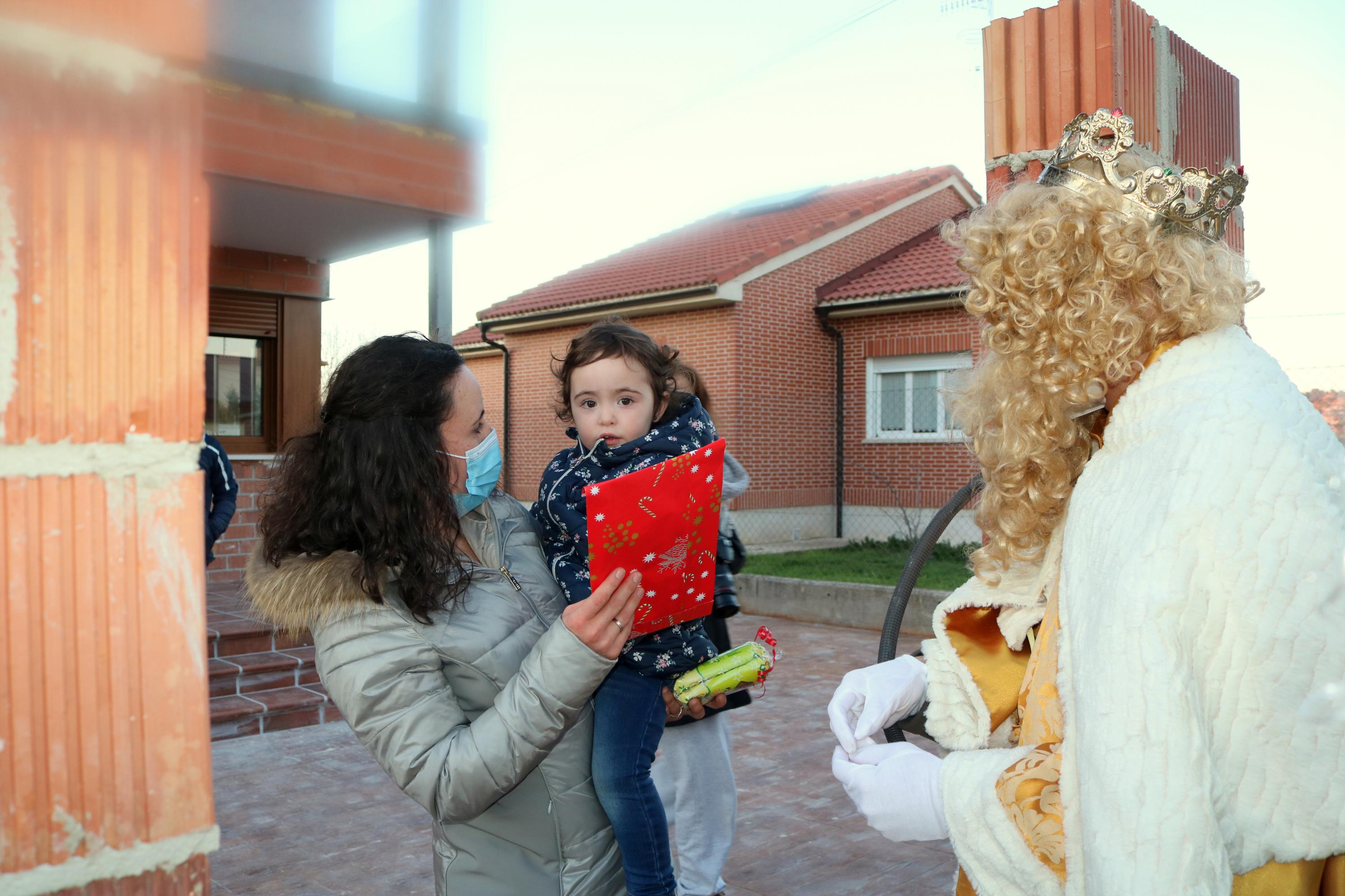 Los Reyes Magos visitaron a los niños baltanasiegos 