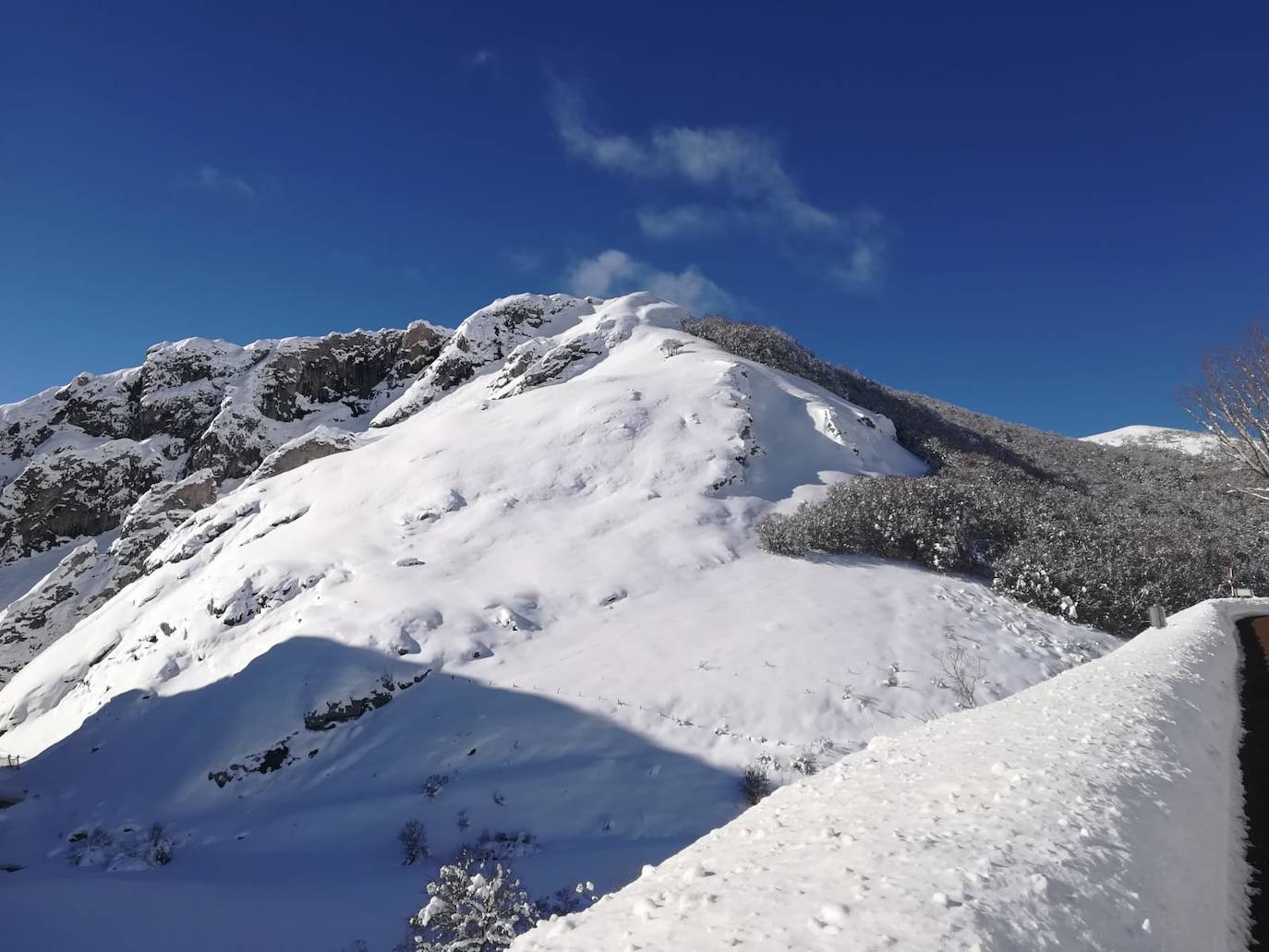 Santa María de Redondo continúa con nieve y gélidas temperaturas. 