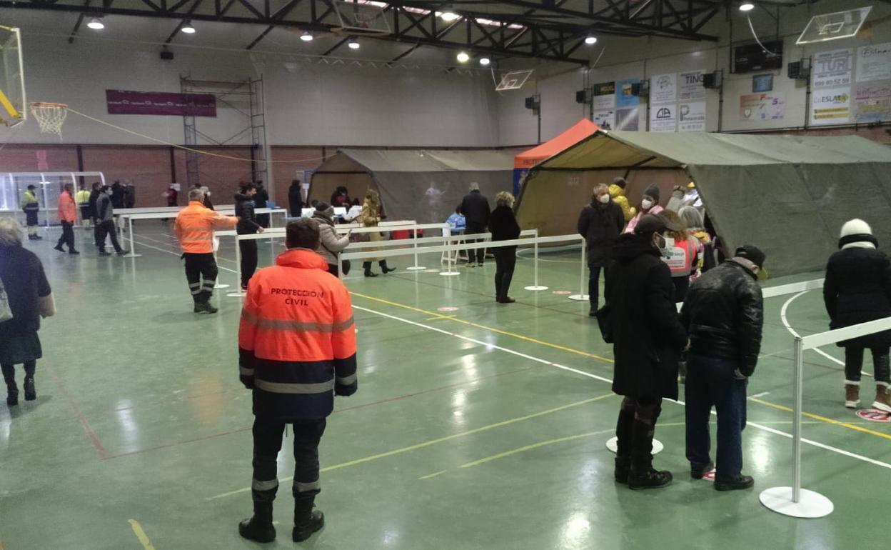 Las carpas desplegadas en el pabellón de Cistierna permiten desarrollar el cribado. 