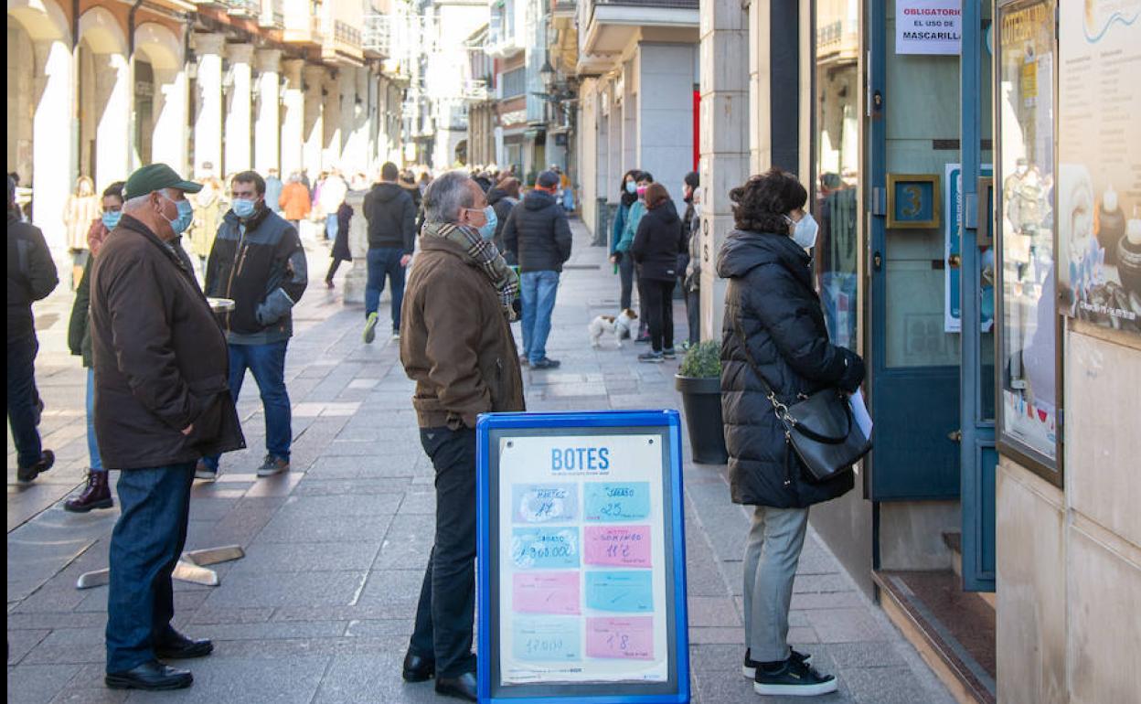 Colas en las administraciones, días antes del sorteo del Niño.