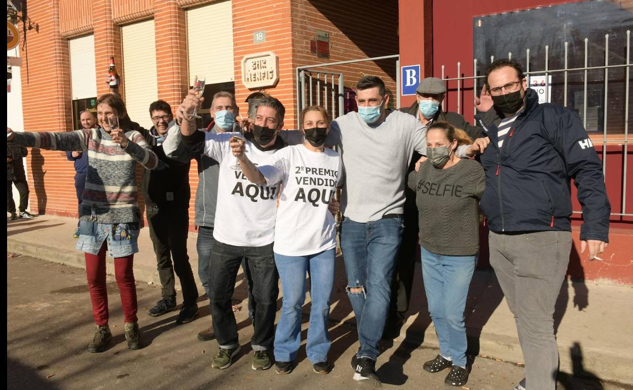 La propietaria del bar Menphis de Cigales (primera derecha) celebra con los vecinos y allegados el premio del Niño. 