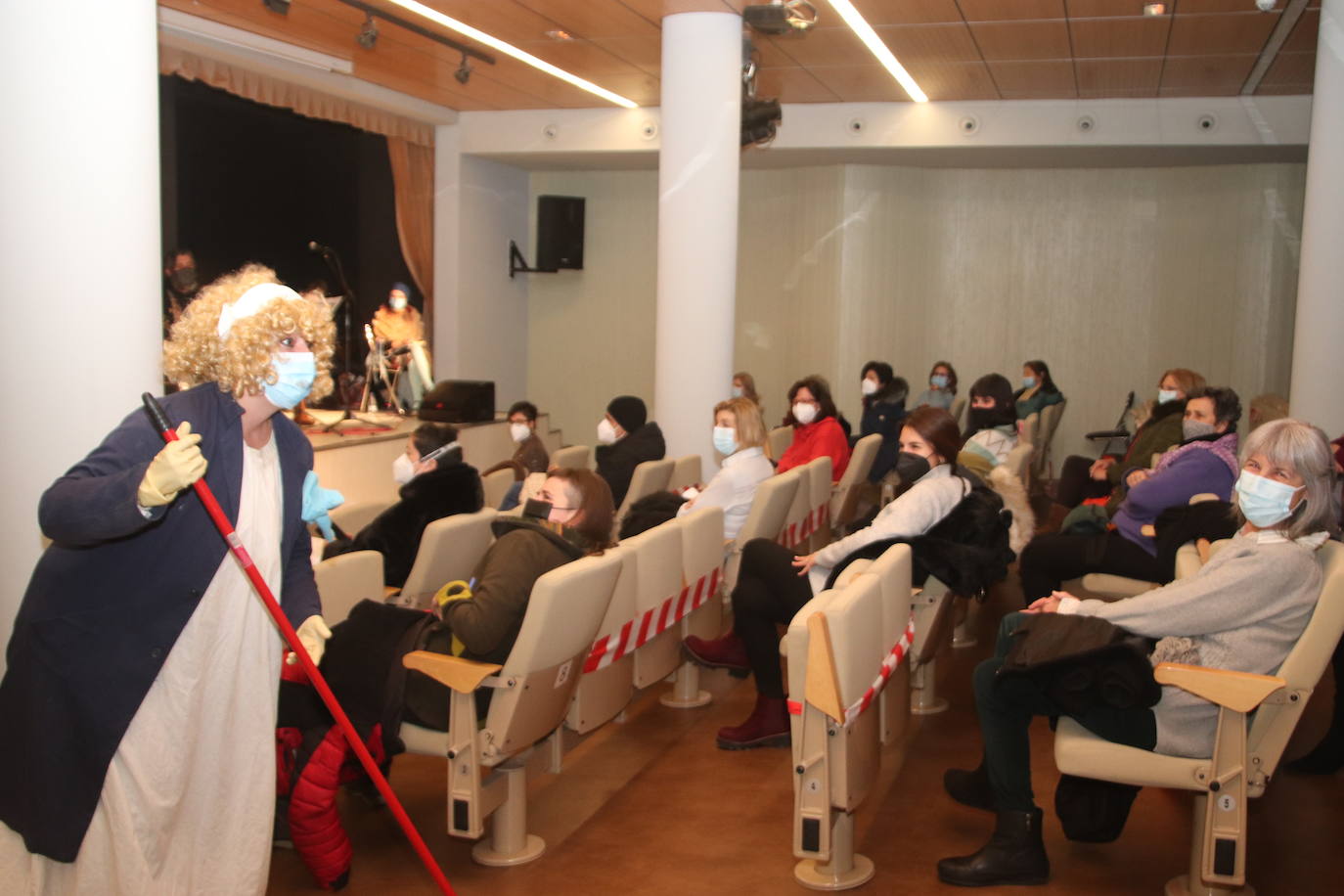 La actriz Maite Sánchez, ataviada como empleada de limpieza, interviene durante la gala. 