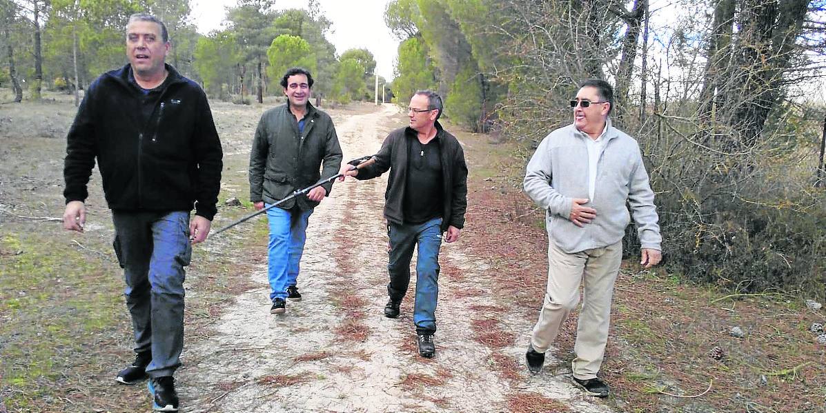 Los primeros visitantes recorren el sendero.
