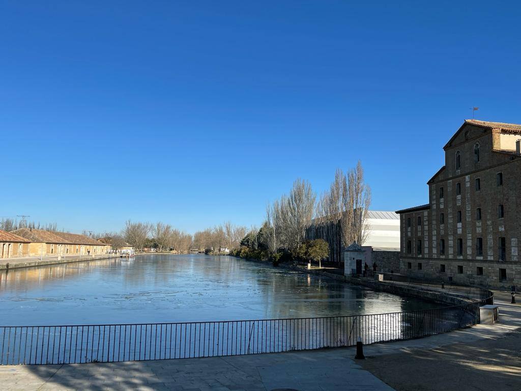 Fotos: El Canal de Castilla amanece helado en Medina de Rioseco