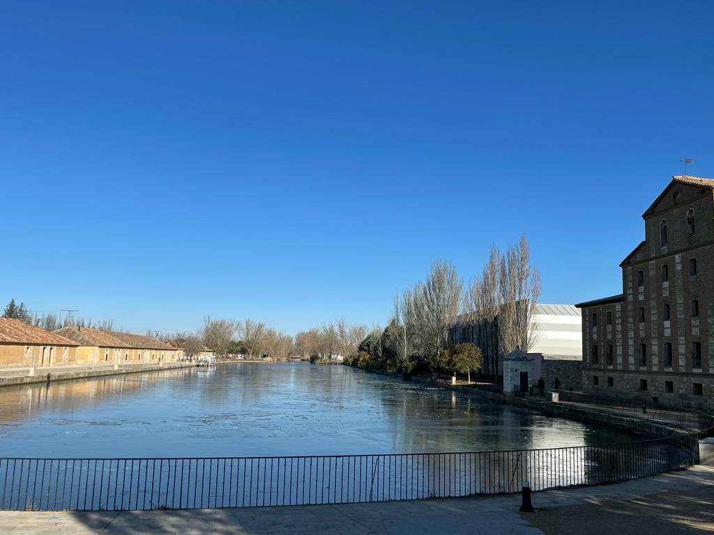 Fotos: El Canal de Castilla amanece helado en Medina de Rioseco