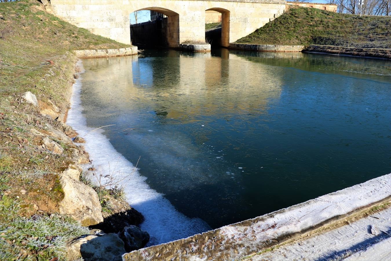 Fotos: El Canal de Castilla amanece helado en Medina de Rioseco