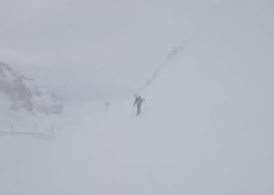 Imagen secundaria 1 - Raquetas y esquíes para un relevo a pie en la base militar burgalesa de Lunada, aislada por la nieve