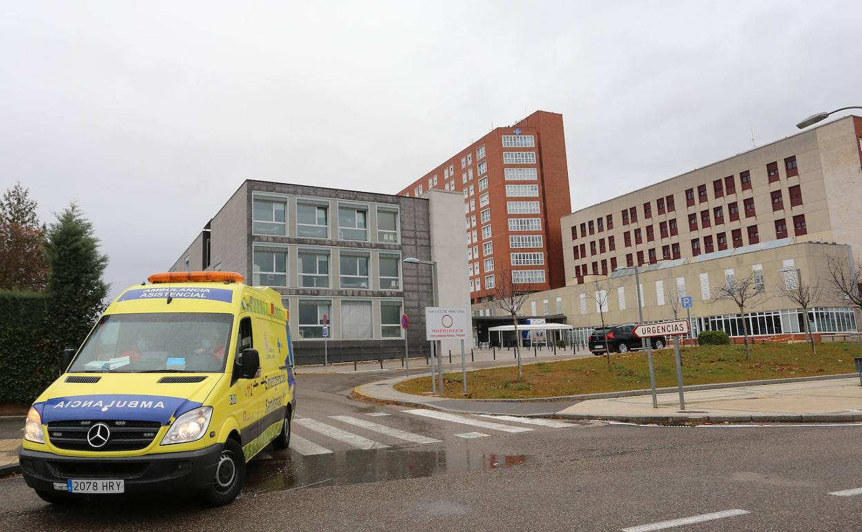 Una ambulancia sale del Hospital Río Carrión. 