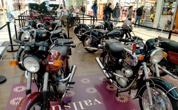 Motos expuestas en la muestra organizada con motivo de Pingüinos, en Valladolid. 