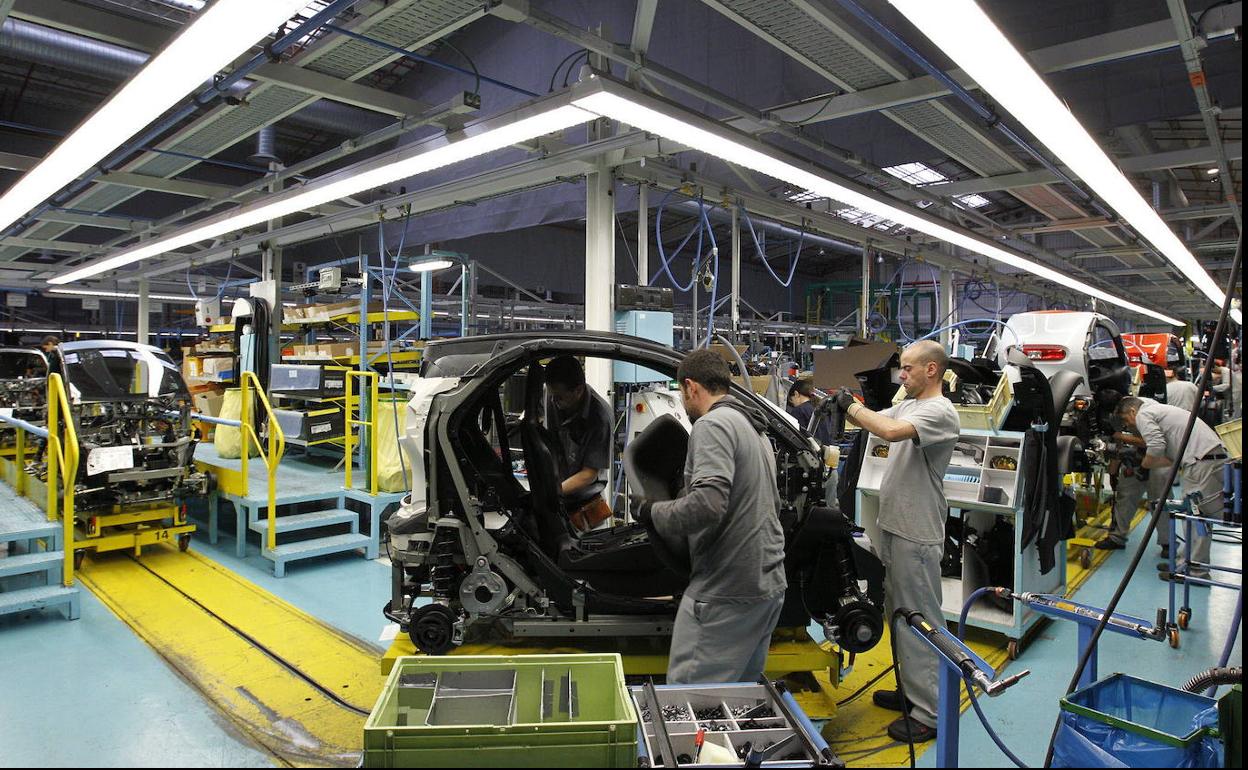 Línea de montaje de un coche eléctrico Renault Twizy en Valladolid.