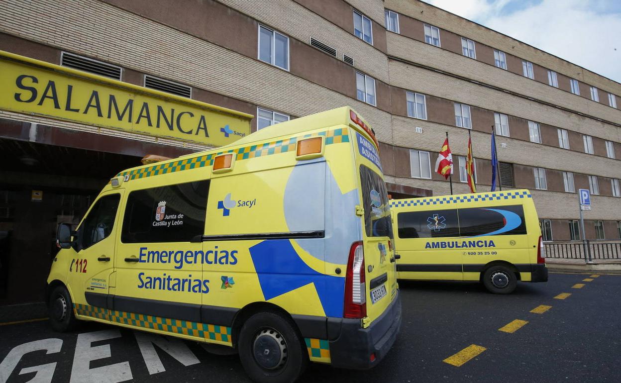 Ambulancias en la entrada del Clínico de Salamanca.