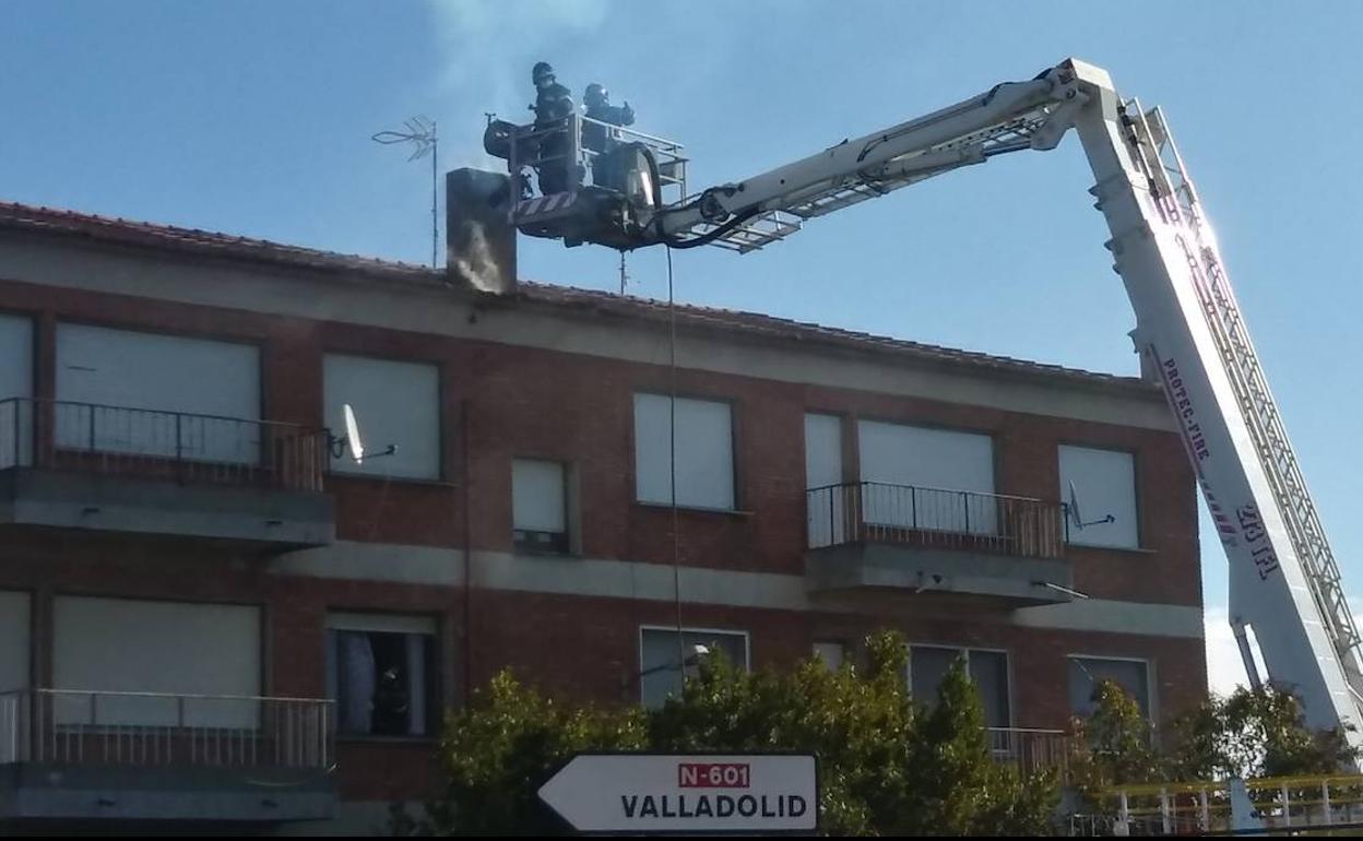 Los bomberos sofocan el incendio de la chimenea. 