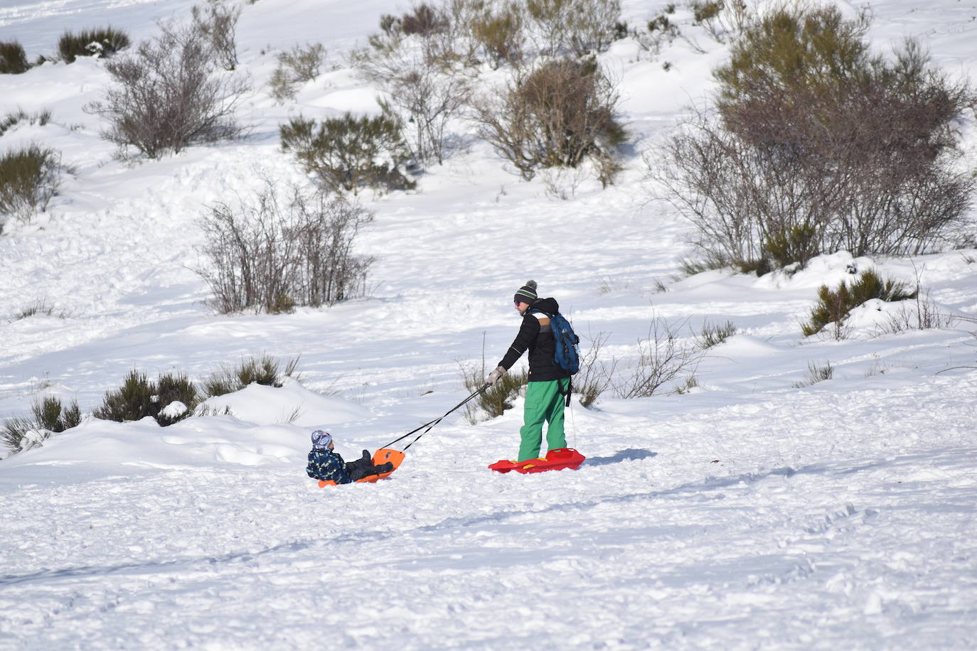 Fotos: Una improvisada pista de esquí en el Golobar