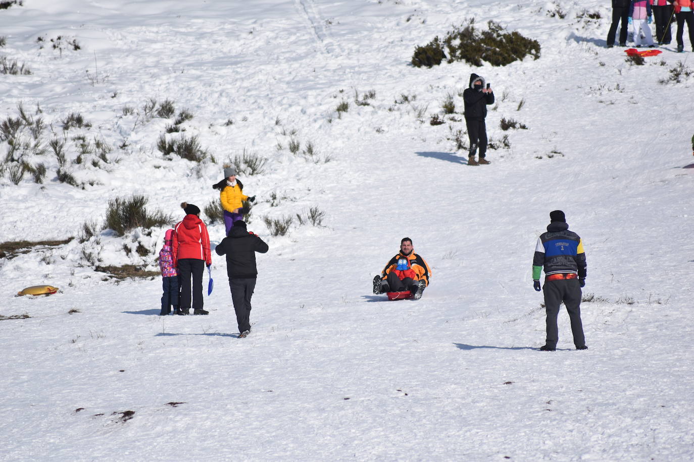 Fotos: Una improvisada pista de esquí en el Golobar