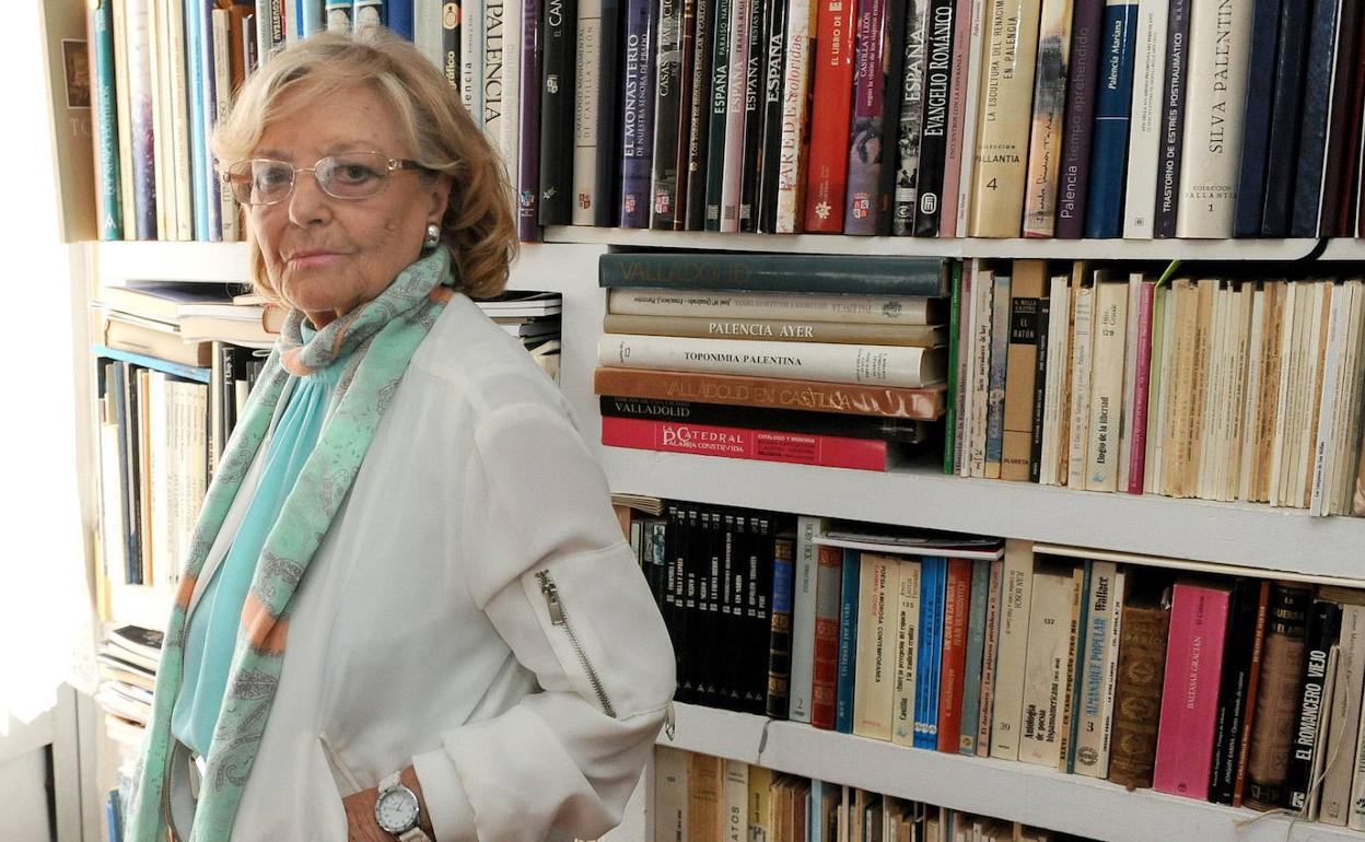 Araceli Sagüillo, en su biblioteca. 