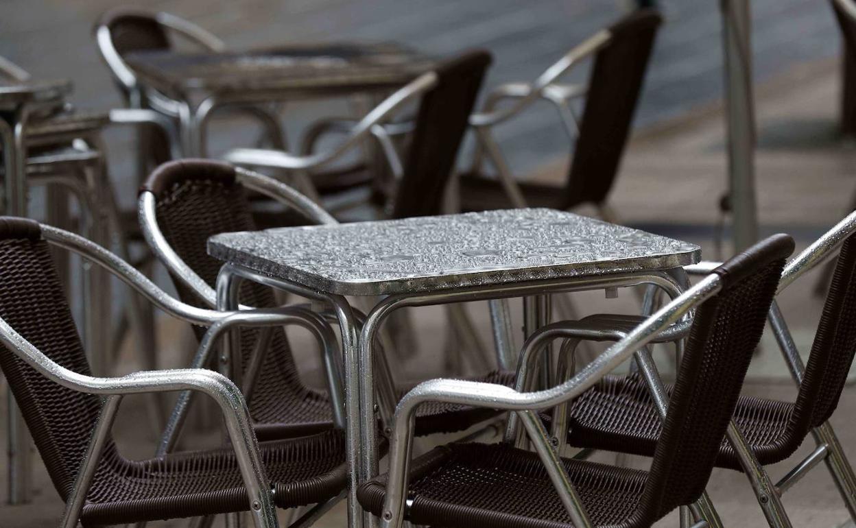 Sillas vacías en una terraza. 