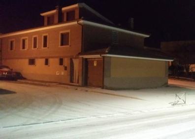 Imagen secundaria 1 - Nieve en Medina del Campo, Pedrajas de San Esteban y las cámaras de la DGT a su paso por Ataquines. 