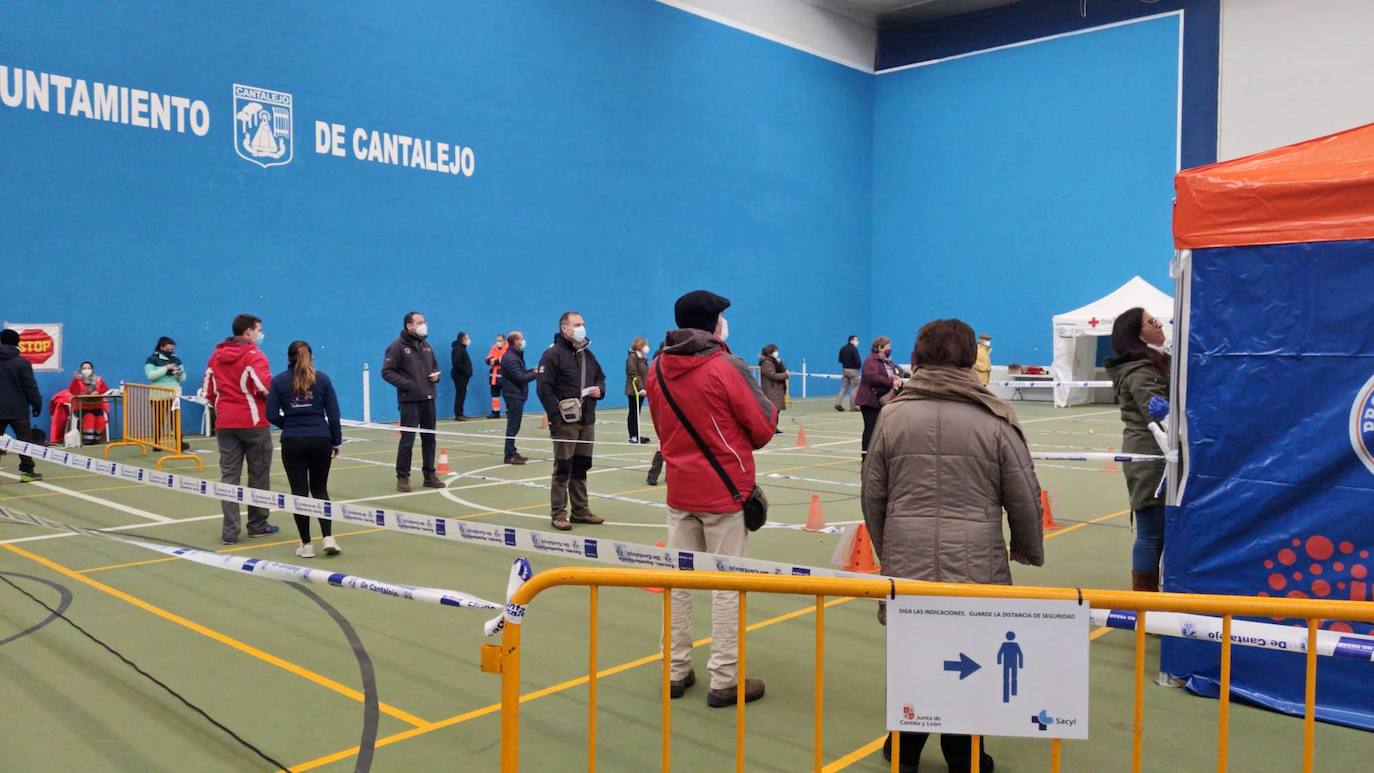 Colas en el polideportivo para realizar la prueba de antígenos.