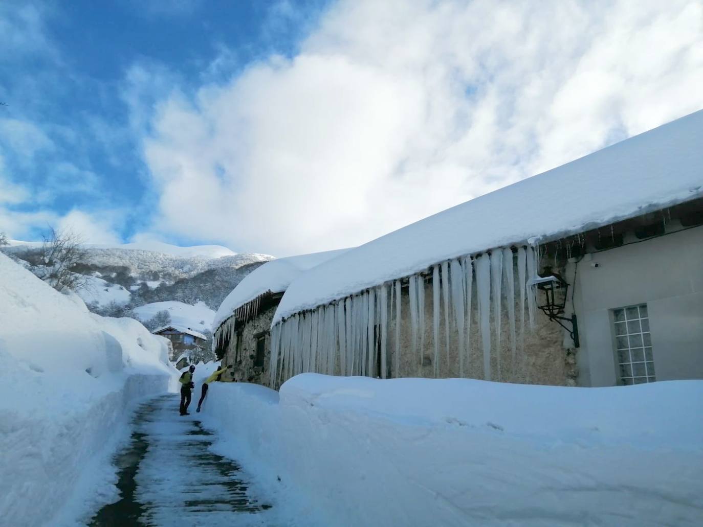 La nieve ha llegado al nivel de las casas en Posada de Valdeón